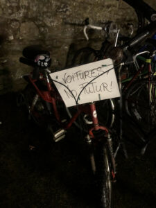 Vélo Super remis en état avec la pancarte «Voitures, no futur !»