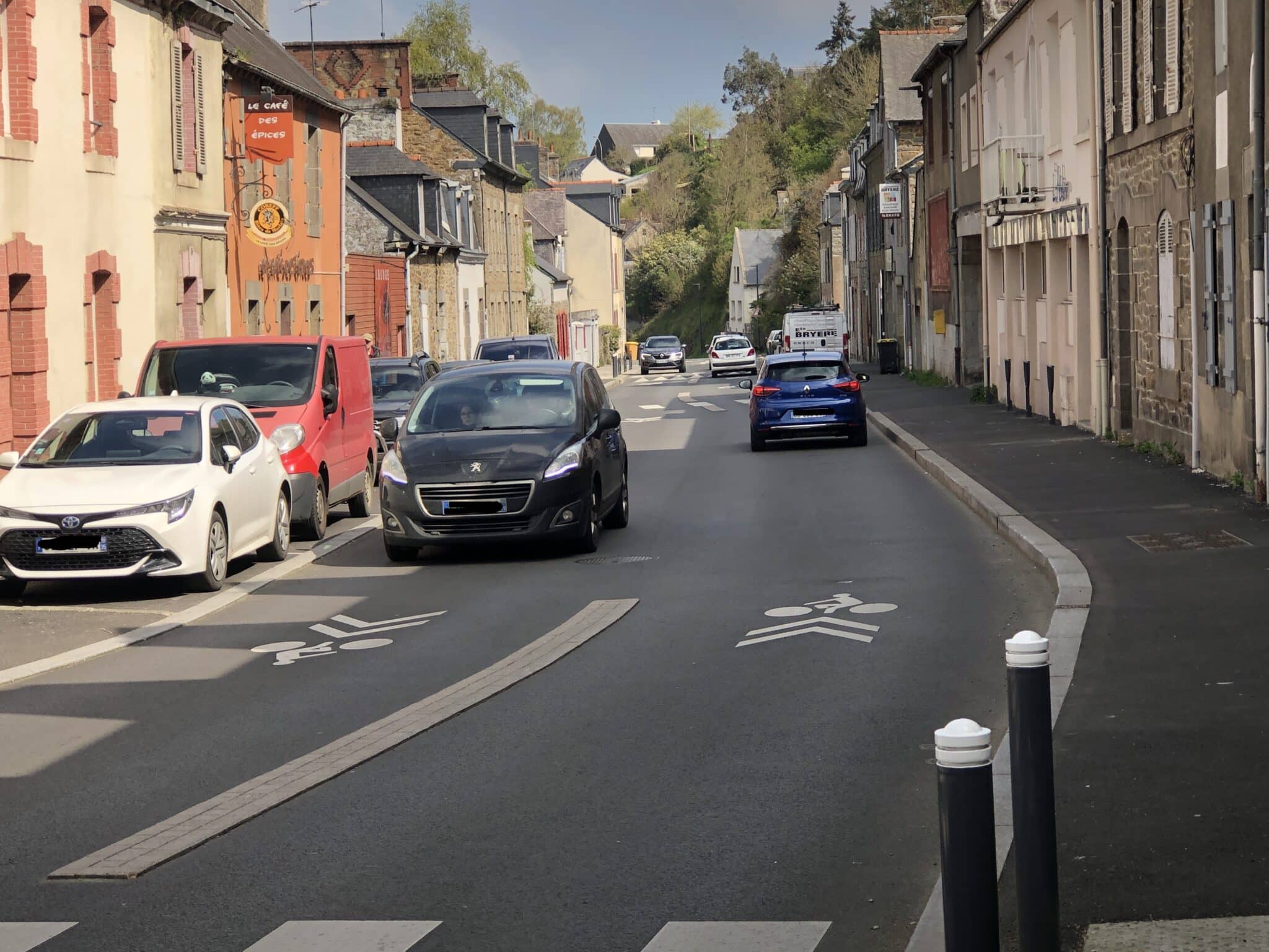 Des voitures se croisent rue du Légué, pas de place prévue pour circuler à vélo